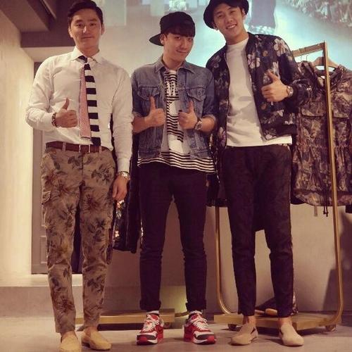 duek_9c: ”빅뱅 승리씨 저희 듀케이 샵에 방문 하셔서 기념 사진 한컷 매너도 좋으시고 잘생기셨음...