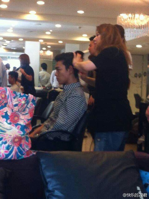 [spotted] TOP at the hairdressers in Seoul 20140710