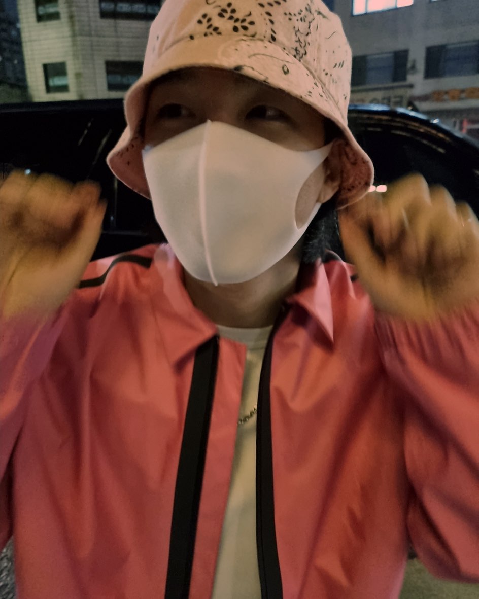 [Social Media] Taeyang Instagram 2021-12-12 23:09 (KST) Unexpected photo at #BornAndBred |  #태양 #Taeyang #SOL