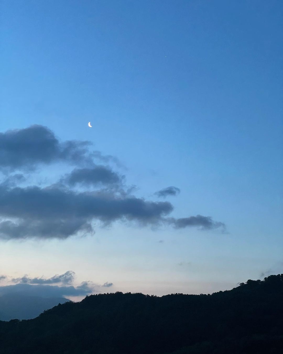 [Social Media] Taeyang Instagram 2022-05-26 11:35 (KST) Morning Moon ? |  #태양 #Taeyang #SOL