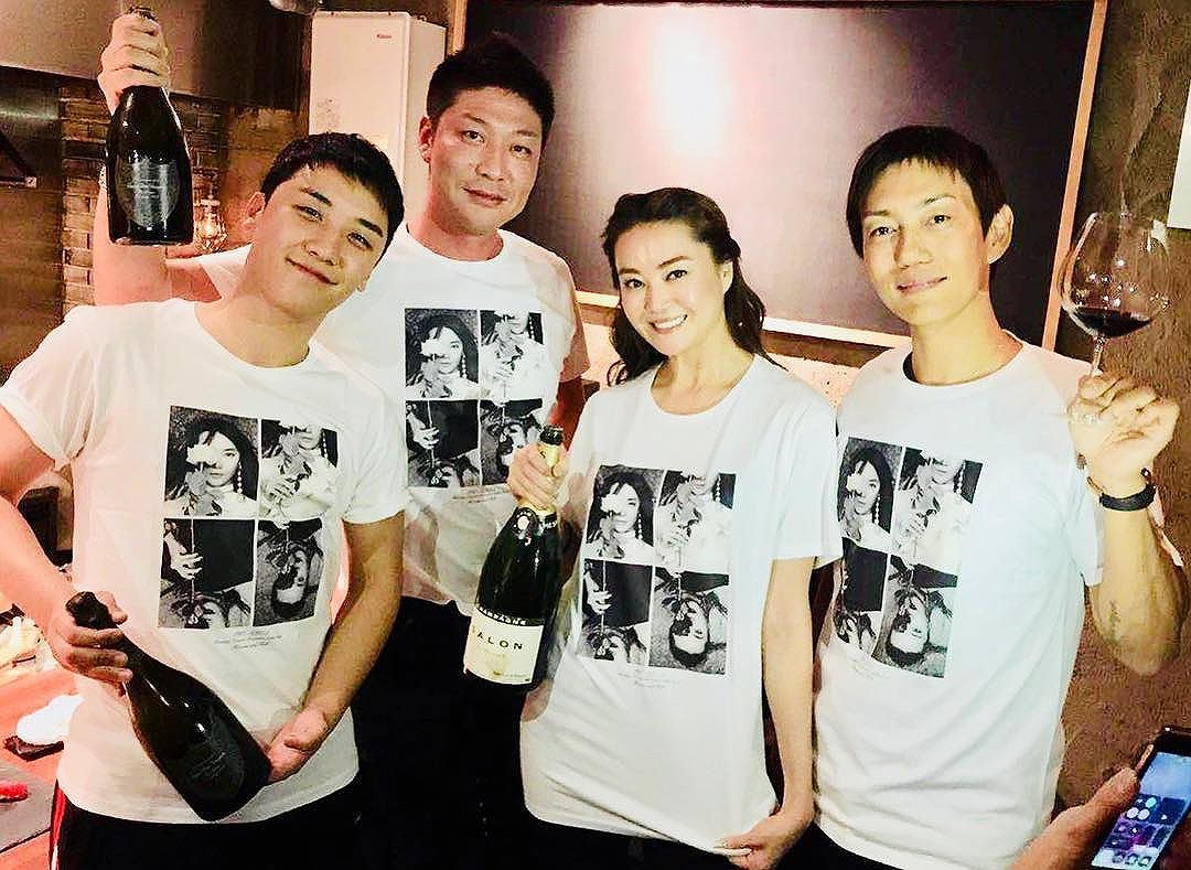 [Social Media] Seungri #승리 Instagram image Dec 22, 2017 10:53pm (KST) 毎年12月になると @alisa_mizuki も誕生日 俺も誕生日 クリスマス含め年明けまで沢山のイベントで忙しい仲間今回はたまたま ありささん ライブ大阪であって一緒に忘年会!