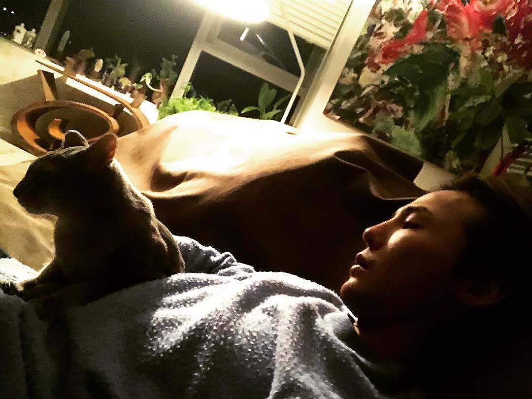 [Social Media] G-Dragon #권지용 Instagram image Jan 9, 2018 5:11am (KST) 올해도 잘 부탁해 아이야 다 잘 될꺼야모두 늦었지만 새해