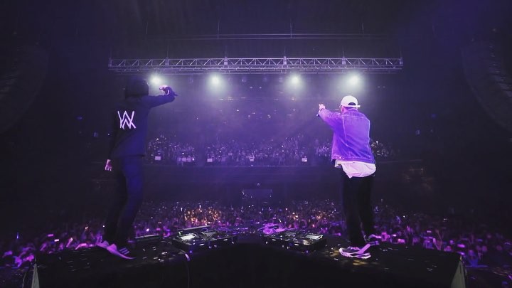 [Social Media] Seungri Instagram 2018-12-20 13:25:52 (KST) Always welcome my town seoul city brother @alanwalkermusic #yes24라이브홀 #ignite