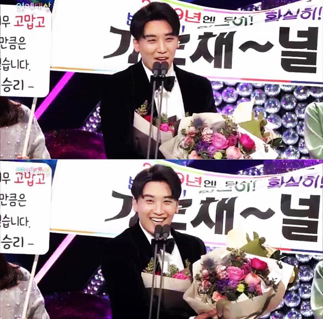 [Social Media] Seungri Instagram 2018-12-29 01:37:19 (KST) #sbs #연예대상 #씬스틸러상 받았습니다 이모든 영광은 #VIP 팬분들과 군생활중인 #빅뱅 멤버형들과 나누겠습니다 @xxxibgdrgn @__youngbae__ @choi_seung_hyun_tttop