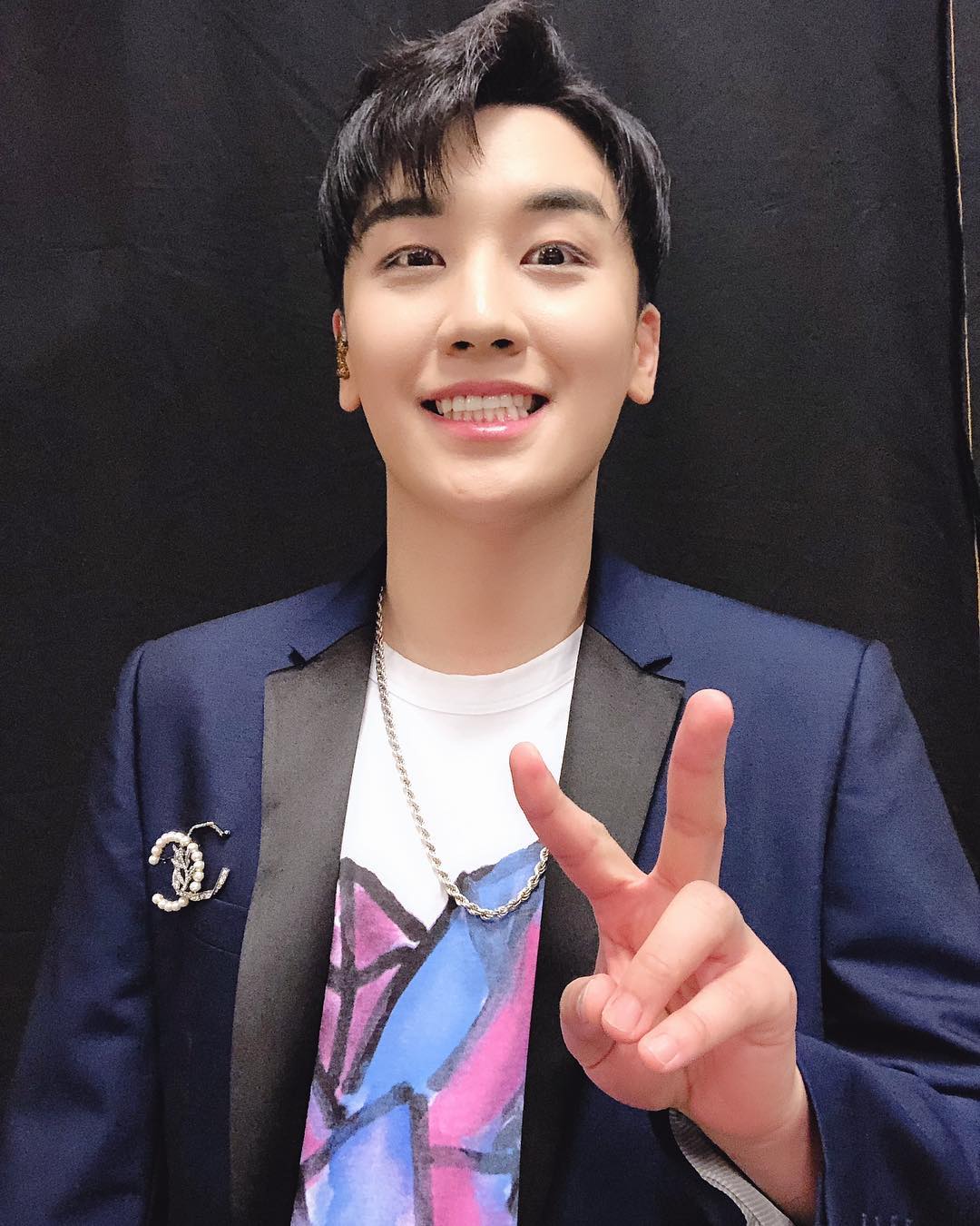 [Social Media] Seungri Instagram 2019-01-16 11:22:29 (KST) We gon rock ! In manila see u at the show thegreatseungritour2019live #manila #tokyo #osaka #seoul #singapore